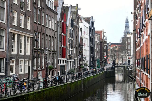 Lockdown: Χιλιάδες διαδηλωτές στο Άμστερνταμ χωρίς μάσκες και αποστάσεις