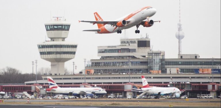 Κορωνοϊός: «Βουτιά» 60% της παγκόσμιας αεροπορικής κίνησης λόγω πανδημίας