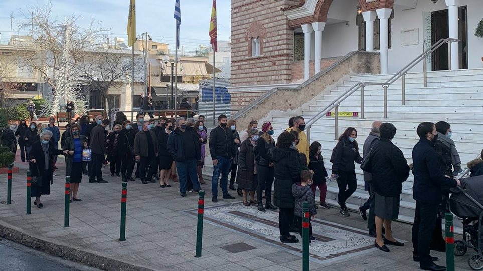Θεοφάνεια: Κοινώνησαν οι πιστοί – Με αποστάσεις μέσα στις εκκλησίες, συνωστισμός για τον Αγιασμό απ’ έξω (εικόνες)
