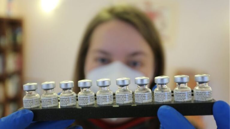 AstraZeneca: Πρόσφερε στην Ε.E. επιπλέον 8 εκατομμύρια δόσεις του εμβολίου