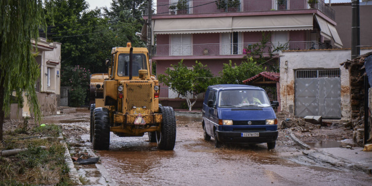 Προβλήματα από την έντονη βροχόπτωση – Λάσπες παντού, συνεχείς αντλήσεις υδάτων