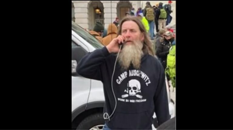 Εισβολή στο Καπιτώλιο: Συνέλαβαν τον άντρα που φορούσε μπλούζα «Στρατόπεδο Άουσβιτς»