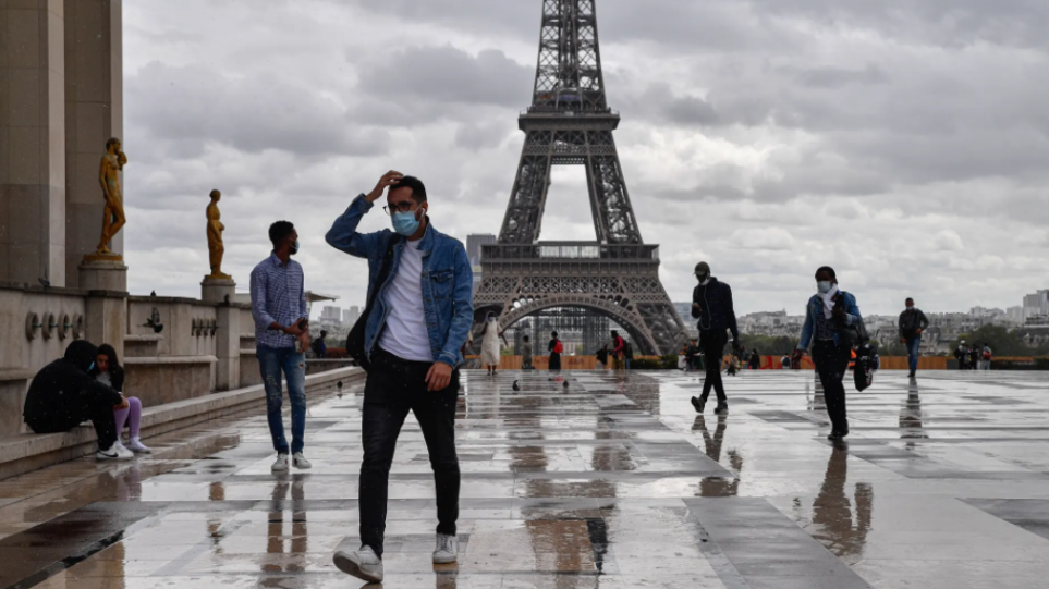 Το Παρίσι επαναφέρει την υποχρεωτική χρήση μάσκας στους εξωτερικούς χώρους