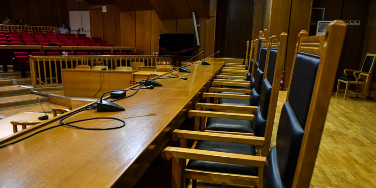 Φυλάκιση στη σύζυγο πρώην υπουργού που απειλούσε τον άνδρα της και άλλους πολιτικούς για να ενοχοποιήσει έναν θίασο