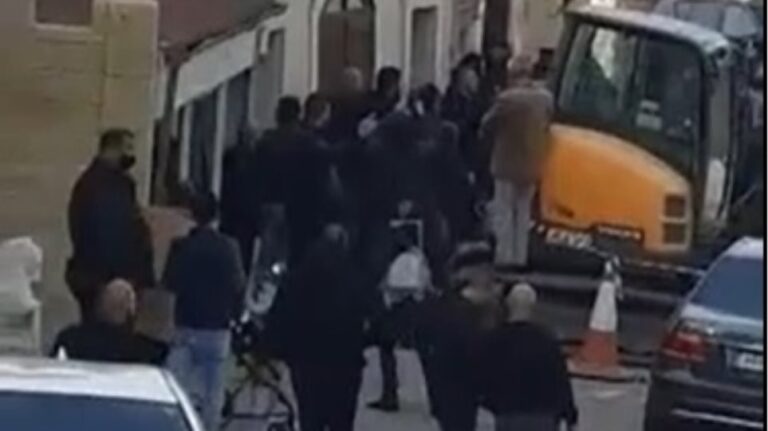 Ένταση σε εκκλησία μεταξύ πιστών και αστυνομικών – Δείτε βίντεο