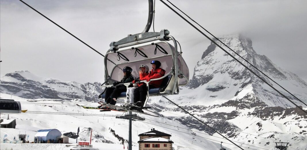 Κορωνοϊός: Συναγερμός στην Ελβετία – Σε καραντίνα ξενοδοχεία και σκι για νέα μετάλλαξη