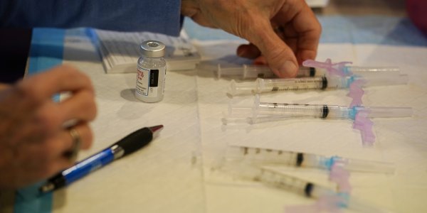 Φοιτητής ίδρυσε οργάνωση κατά της Covid-19 και εμβολίασε… τους φίλους του