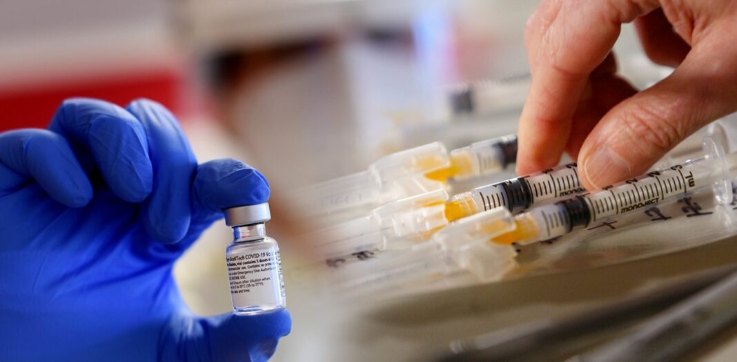 Κορωνοϊός: Νοσοκομεία και 4 μεγάλα εκθεσιακά κέντρα για 20.000 εμβολιασμούς ημερησίως