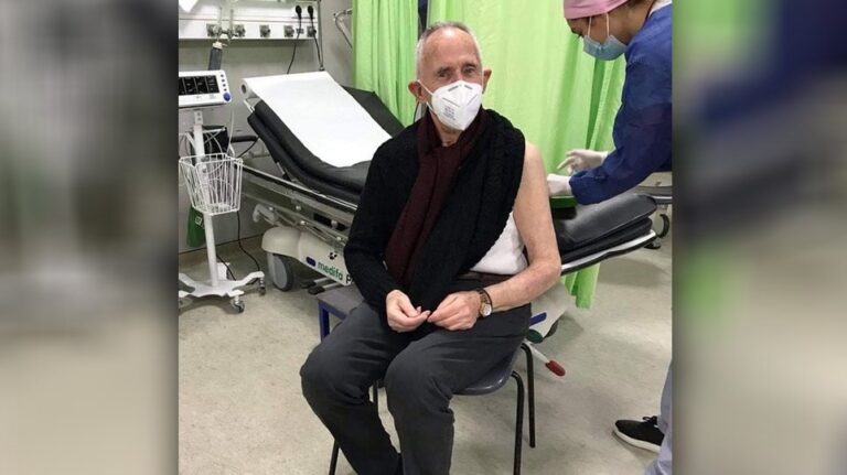 Εμβολιάστηκε ο πεθερός του Άλμπερτ Μπουρλά – To συγκινητικό tweet του CEO της Pfizer