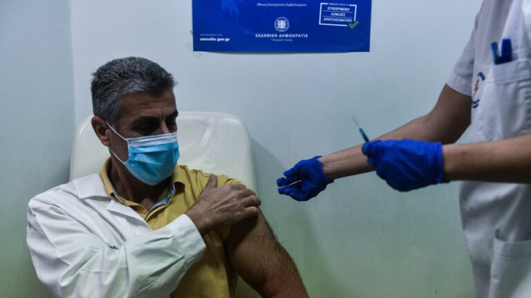 Δερμιτζάκης για εμβόλια: Η Ελλάδα ξεκίνησε αργά – Από τον Μάρτιο να γίνει μαζικός εμβολιασμός