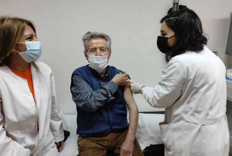 Εμβολιάστηκε πρώτος στα 91 του χρόνια – «Ένας λεβέντης που ήρθε με χαμόγελο και αυτοπεποίθηση»