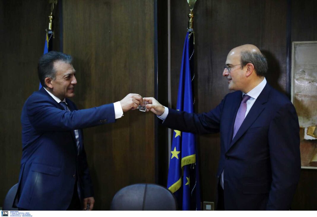 Με … ρακές η παράδοση – παραλαβή στο υπουργείο Εργασίας (εικόνες)