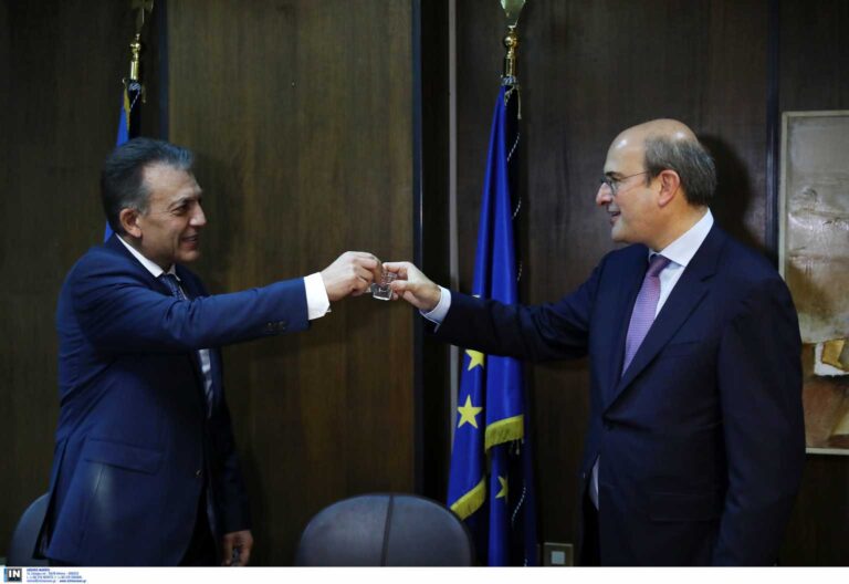 Με … ρακές η παράδοση – παραλαβή στο υπουργείο Εργασίας (εικόνες)
