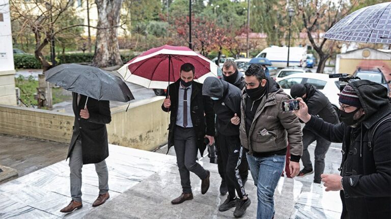 Επίθεση στο μετρό: Στον εισαγγελέα οι δύο ανήλικοι δράστες – Δείτε φωτογραφίες