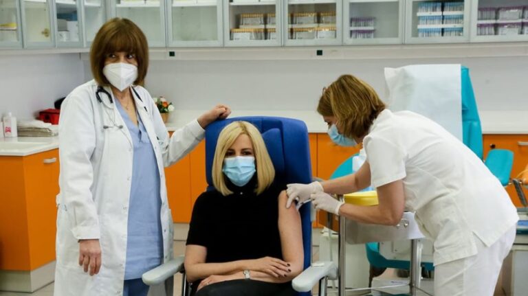 Η Φώφη Γεννηματά έκανε και τη δεύτερη δόση του εμβολίου κατά του κορωνοϊού