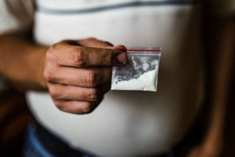 Παππούς υποχρέωνε 12χρονο εγγόνι να διακινεί ηρωίνη