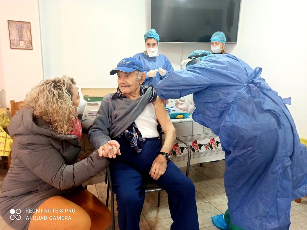 Ηράκλειο: Μήνυμα αισιοδοξίας και ελπίδας από 95χρονο που εμβολιάστηκε (εικόνες)