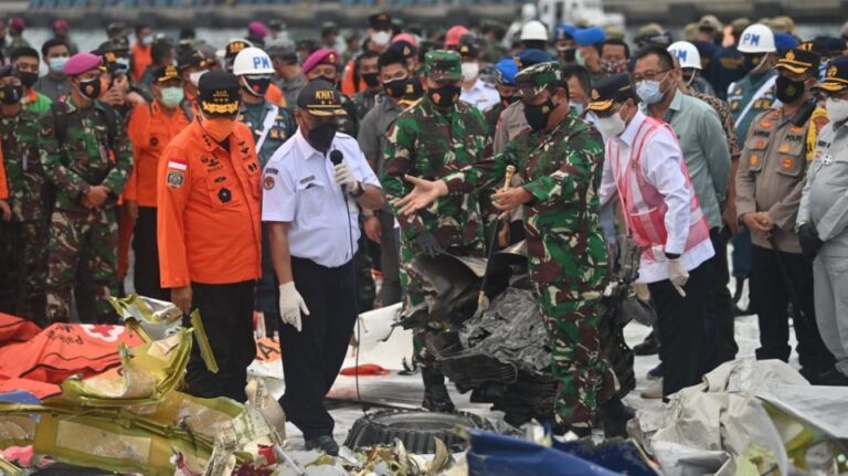 Συντριβή αεροσκάφους στην Ινδονησία: Βρέθηκε ένα από τα δύο μαύρα κουτιά