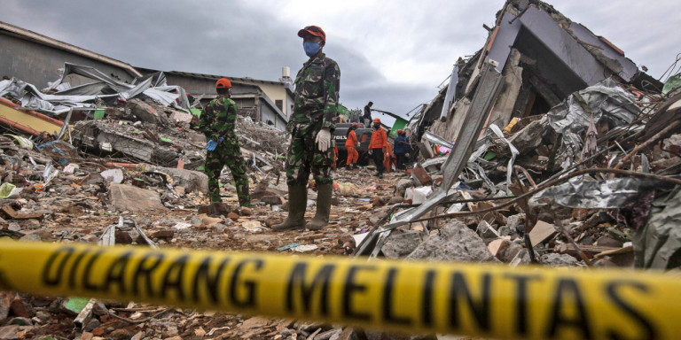 Ινδονησία: Διασώστες ανέσυραν τουλάχιστον 10 επιζώντες από τα χαλάσματα μετά τα 6,2 Ρίχτερ