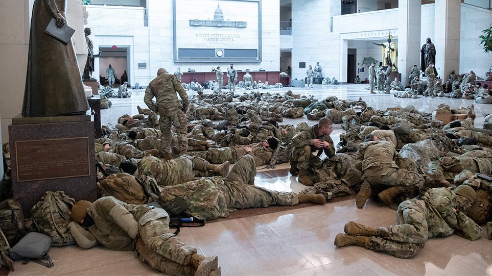 Οργή στις ΗΠΑ μετά την απόφαση να κοιμηθούν στρατιώτες της Εθνοφρουράς σε πάρκινγκ
