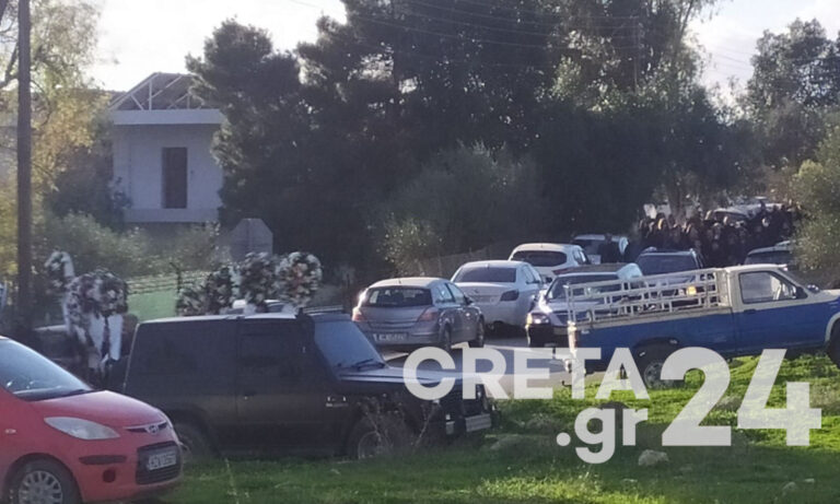 Ηράκλειο: Πλήθος κόσμου στο τελευταίο αντίο στη μάνα και την κόρη που «έσβησαν» στην άσφαλτο (εικόνες)