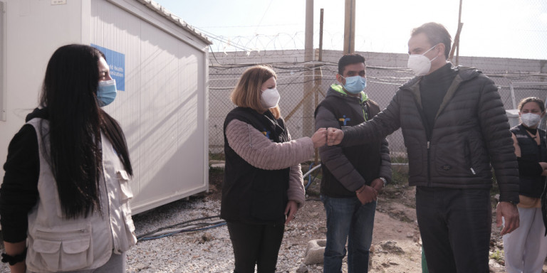 Επίσκεψη Μητσοτάκη στο Καρά Τεπέ: «Θα τρέξουμε τις διαδικασίες ώστε να δοθεί μια μόνιμη λύση»