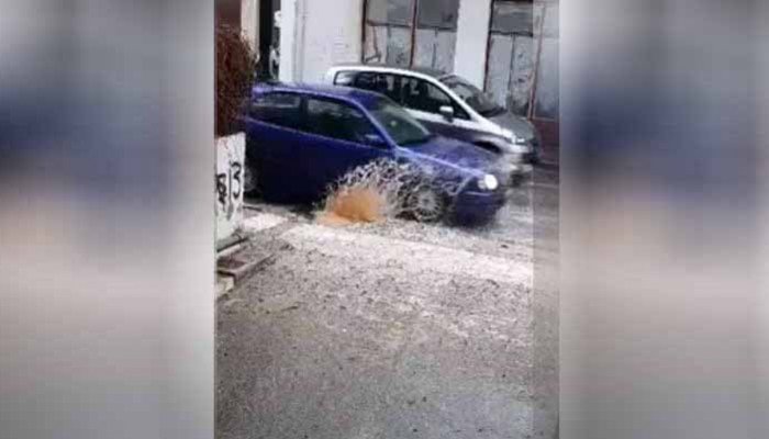 Κρήτη: Αυτοκίνητο «κόλλησε» σε λακκούβα (βίντεο)