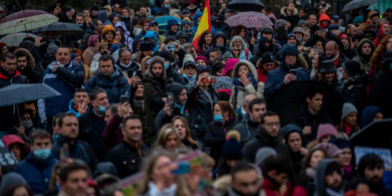 Ισπανία: Χιλιάδες διαδήλωσαν στη Μαδρίτη εναντίον των περιοριστικών μέτρων για τον κορωνοϊό