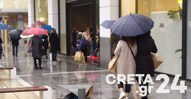 Ανοιχτά καταστήματα: Πήραν τις ομπρέλες και βγήκαν για ψώνια οι Ηρακλειώτες (εικόνες)
