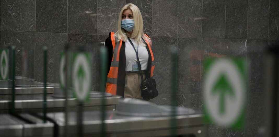 Άγριος ξυλοδαρμός εργαζομένου του μετρό από αρνητές μάσκας
