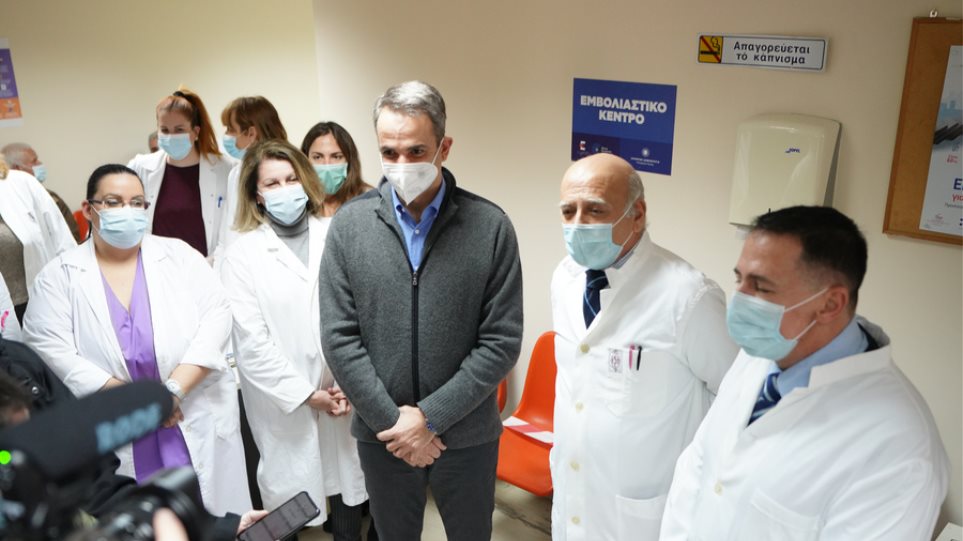 Μητσοτάκης από κέντρο υγείας στα Καμίνια: «Η εκστρατεία εμβολιασμού προχωρά κανονικά»