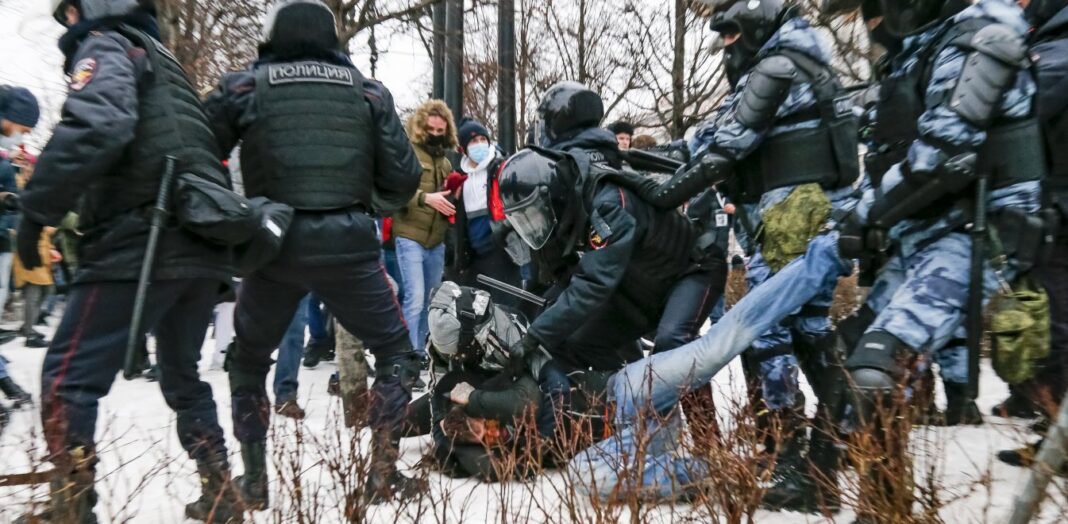 Ρωσία: Πάνω από 3.300 συλλήψεις στη διαδήλωση για τον Ναβάλνι – Στην εντατική διαδηλώτρια