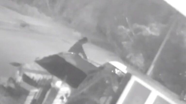 Νεαρός ρήμαξε αυτοκίνητα με ρόπαλο – Έσπασε έξι οχήματα (βίντεο)