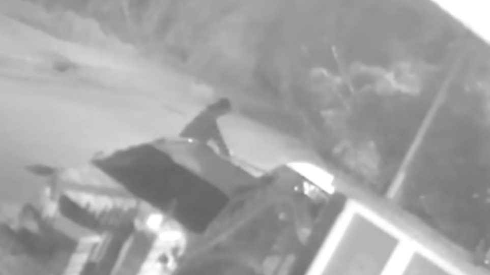 Νεαρός ρήμαξε αυτοκίνητα με ρόπαλο – Έσπασε έξι οχήματα (βίντεο)