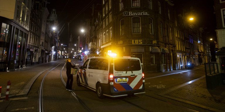Ολλανδία: Δεύτερη νύχτα ταραχών σε διαδηλώσεις κατά της απαγόρευσης κυκλοφορίας