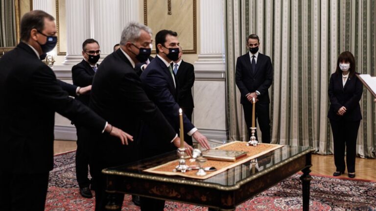 Ορκωμοσία σε τρεις δόσεις – «Μήνυμα» Ιερώνυμου για «καλή συνεργασία»