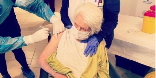 Κορωνοϊός: 96χρονη επιζήσασα του Ολοκαυτώματος από τις πρώτες που εμβολιάστηκαν στη Θεσσαλονίκη