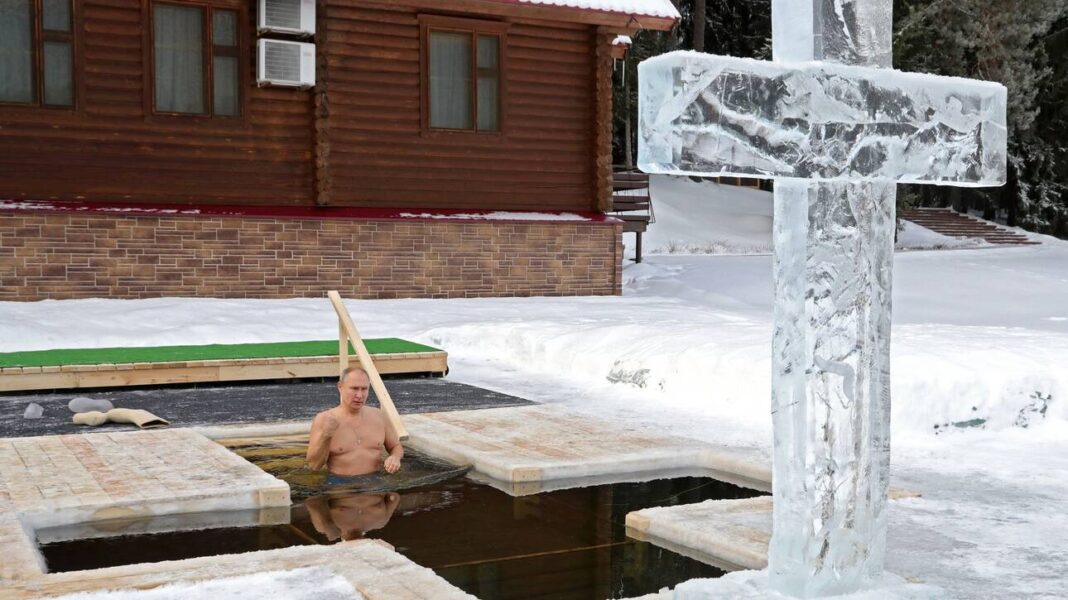 Ο Βλαντιμίρ Πούτιν βούτηξε στα παγωμένα νερά για τα Θεοφάνεια