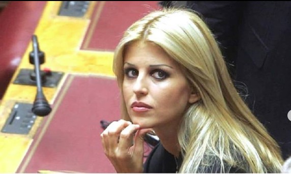 Πέταξαν μπογιές στο γραφείο της Έλενας Ράπτη