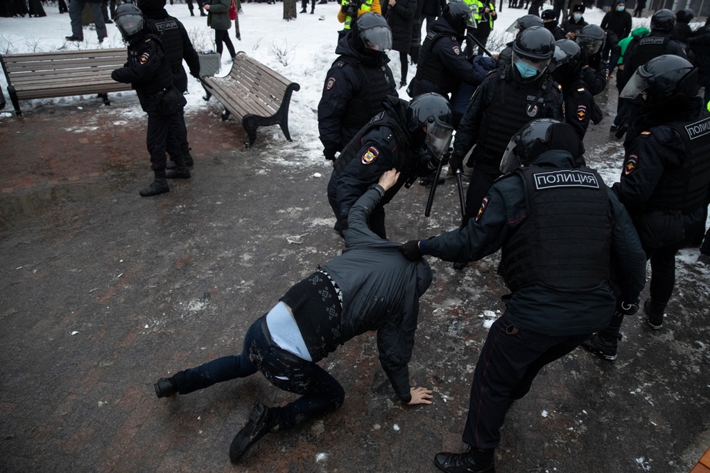 Βίαια επεισόδια-Ρωσία: Τραυματισμοί και 2.000 συλλήψεις – Ελεύθερη η σύζυγος του Ναβάλνι