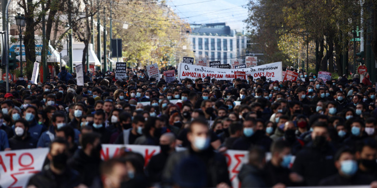Εικόνες μεγάλου συνωστισμού στο πανεκπαιδευτικό συλλαλητήριο
