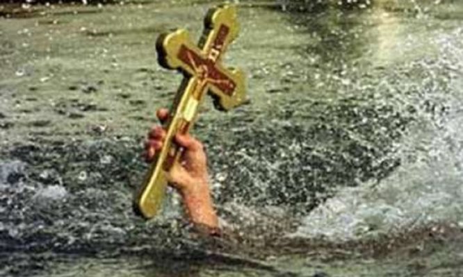 1500 ευρώ πρόστιμο σε μητροπολίτη που έριξε τον σταυρό στη θάλασσα- Πρόστιμα και σε πιστούς