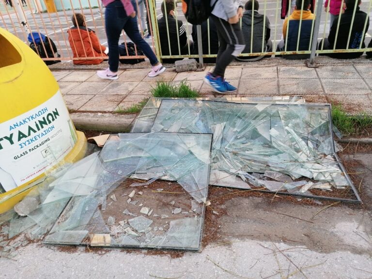Κρήτη: Εικόνες ντροπής έξω από σχολείο – Μαθητές περπατούσαν πάνω σε σπασμένα τζάμια
