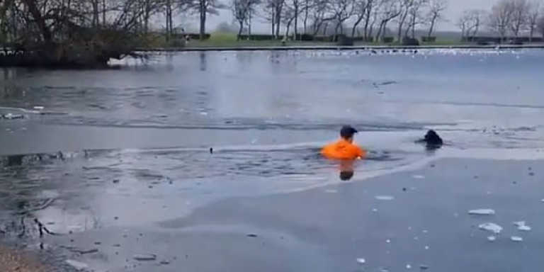 Viral βίντεο: Η στιγμή που 31χρονος βουτά στα παγωμένα νερά μιας λίμνης για να σώσει έναν σκύλοe