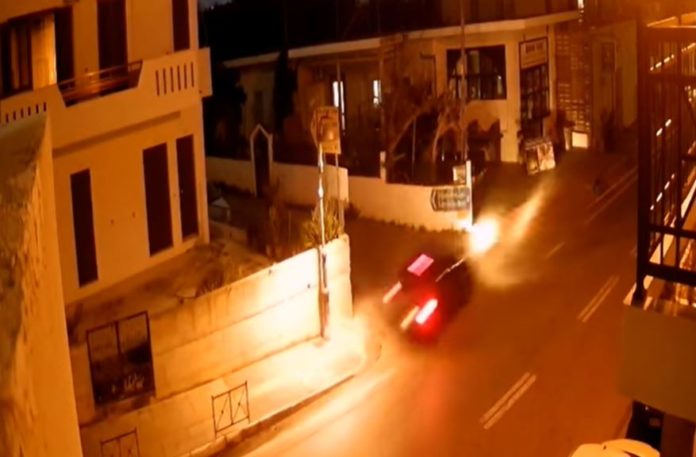 Κρήτη: Βίντεο από την τρελή πορεία ΙΧ που ανέβηκε πεζοδρόμιο και έπεσε σε στύλο