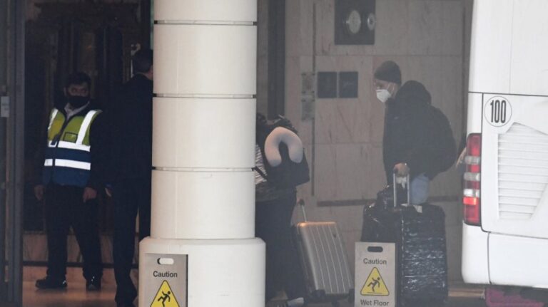 Βρετανία: Άνοιξαν τα «ξενοδοχεία καραντίνας» – Η τιμή… 2.000 ευρώ το άτομο για 11 μέρες!