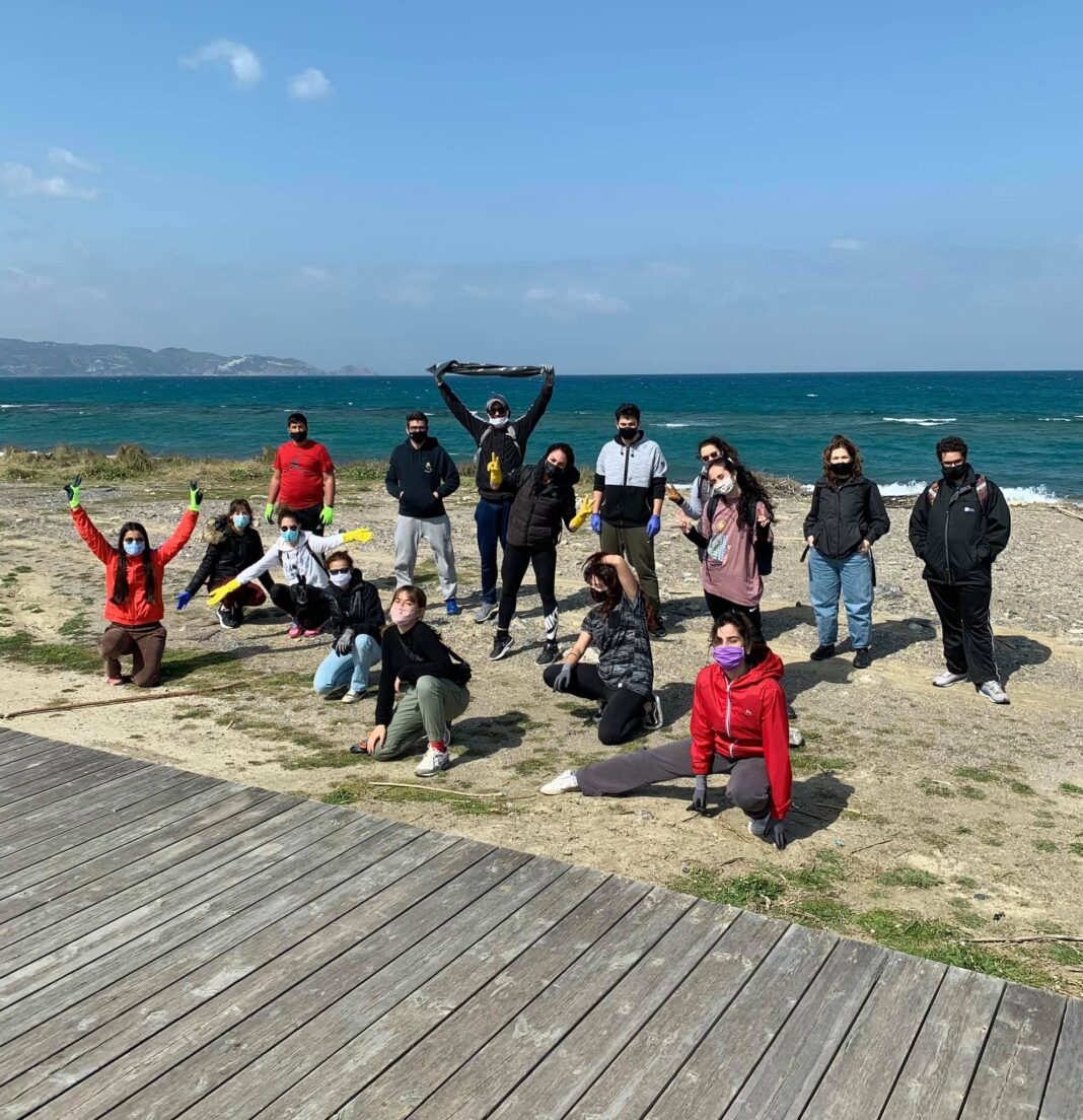 Ηράκλειο: Συνεχίζεται ο καθαρισμός της παραλίας από εθελοντές