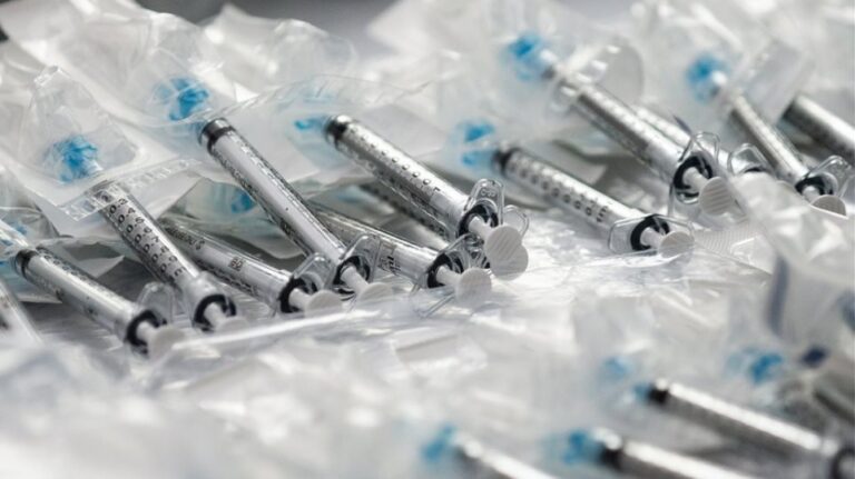 Η Σερβία παρέδωσε 4.680 δόσεις εμβολίων της Pfizer στη Βόρεια Μακεδονία