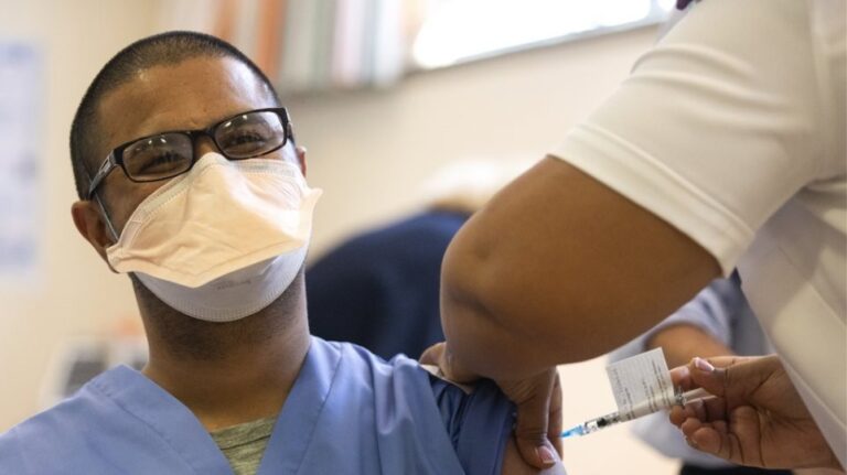 Βενεζουέλα: Ο Μαδούρο ανακοίνωσε την έναρξη εμβολιασμών στους υγειονομικούς