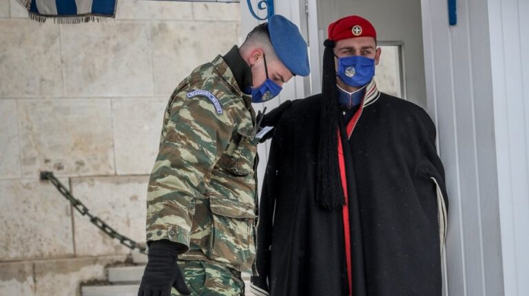 Κακοκαιρία «Μήδεια»: Φόρεσαν τις κάπες τους οι Εύζωνες (εικόνες)